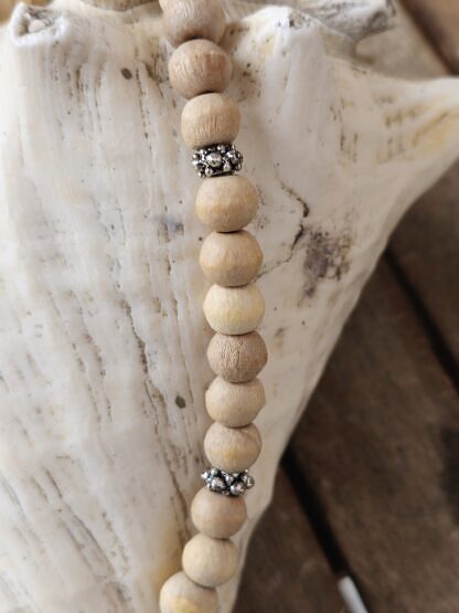 Kurze Frauen Halskette Ethno Boho Perlenkette Frauen Halsschmuck mit hellen Holzperlen Blumenrondellen Antiksilber Bergkristall ovalen Perlmuttverbinder Karabinerverschluss versilbert