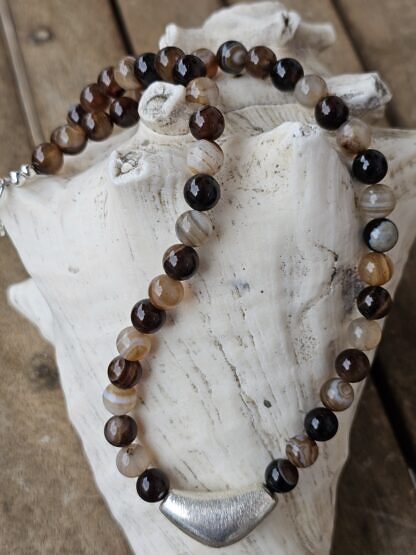 Kurze Edelstein Frauen Halskette mit braunen Achat Perlen grosser Silberperle aus gebürstetem 925 Silber und Knebelverschluss versilbert