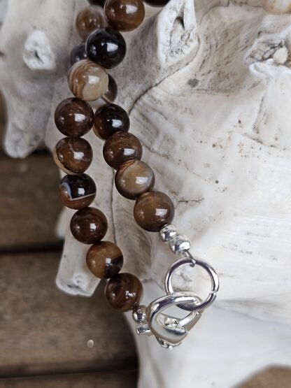 Kurze Edelstein Frauen Halskette mit braunen Achat Perlen grosser Silberperle aus gebürstetem 925 Silber und Knebelverschluss versilbert