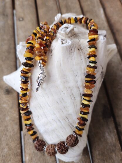 Kurze Edelstein Frauen Halskette mit gelben roten und schwarzen Bernsteinsplittern Shiva Gebetsperlen silbernen Perlkappen Karabinerverschluss versilbert