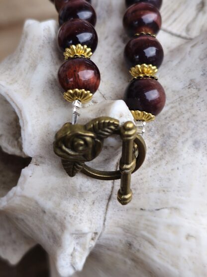 Kurze Edelstein Frauen Halskette mit roten Tigerauge Perlen Quadratperlen und Schneckenperle aus vergoldetem 925 Silber gebürstet Perlkappen vergoldet Knebelverschluss aus Bronze