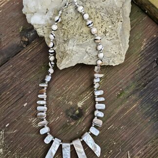 Kurze Edelstein Frauen Halskette Perlenketten Frauenschmuck Halsschmuck mit Perlmuttperlen silbernen Metallperlen gestreifte Jaspis Perlen und Karabinerverschluss aus 925 Silber