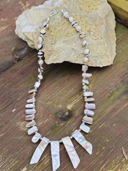 Kurze Edelstein Frauen Halskette Perlenketten Frauenschmuck Halsschmuck mit Perlmuttperlen silbernen Metallperlen gestreifte Jaspis Perlen und Karabinerverschluss aus 925 Silber