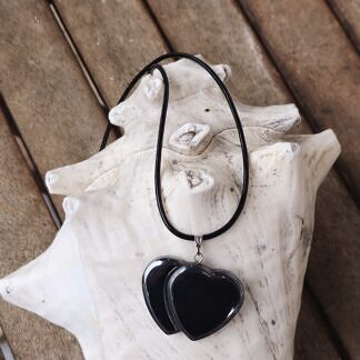 Lederhalsband Lederhalskette Lederkette mit 2mm Echtlederband schwarz Hämatitanhänger mit zwei verbundenen Herzen und Karabinerverschluss aus Silber