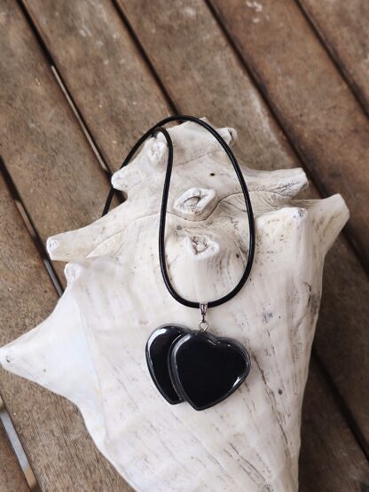 Lederhalsband Lederhalskette Lederkette mit 2mm Echtlederband schwarz Hämatitanhänger mit zwei verbundenen Herzen und Karabinerverschluss aus Silber