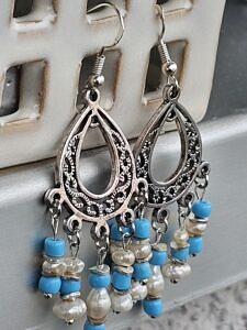 Ohrringe Ohrhänger Kronleuchter Chandelier Tropfenform Ethno Boho Gipsy Indian Look mit weissen Zuchtperlen hellblauen Glasperlen Perlkappen und Ohrhaken aus 925 Silber