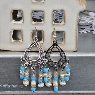 Ohrringe Ohrhänger Kronleuchter Chandelier Tropfenform Ethno Boho Gipsy Indian Look mit weissen Zuchtperlen hellblauen Glasperlen Perlkappen und Ohrhaken aus 925 Silber
