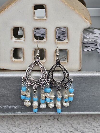 Ohrringe Ohrhänger Kronleuchter Chandelier Tropfenform Ethno Boho Gipsy Indian Look mit weissen Zuchtperlen hellblauen Glasperlen Perlkappen und Ohrhaken aus 925 Silber