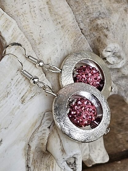 Ohrringe Ohrhänger Ohrschmuck Unikatohrringe mit rosa Polymer Glitzerperle rosa Glasperlen Perlkappen Antiksilber eingefasst in runde Designermünzen aus 925 gebürstetem Silber Ohrhaken Silber