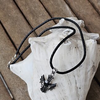 Kinder Halskette Lederhalskette Kinderschmuck mit 3mm gedrehtem schwarzem Lederband keltischer Kreuzanhänger mit schwarzer Glasperle sowie silberne Endkappen mit Karabinerverschluss