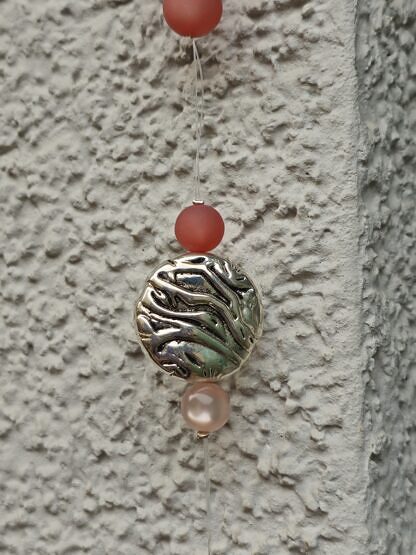 Dekohänger Mobile Girlande Türdeko Fensterdeko Windspiel mit weissem Shabby Chic Herz Anhhänger aus Metall lachsfarbenen rosa runden Acryl Glanzperlen hellroten Polaris Acrylperlen versilberten Metallperlen