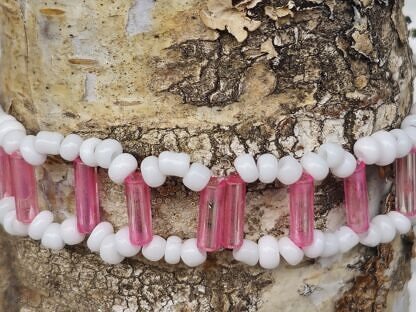 Kinder Armkette Mädchen Armband mit weissen kleinen Glasperlen rosa Stabperlen und Knebelverschluss aus Edelstahl