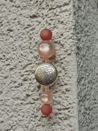 Dekohänger Mobile Girlande Türdeko Fensterdeko Windspiel mit weissem Shabby Chic Herz Anhhänger aus Metall lachsfarbenen rosa runden Acryl Glanzperlen hellroten Polaris Acrylperlen versilberten Metallperlen