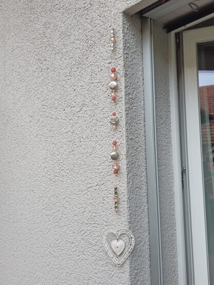 Dekohänger Mobile Girlande Türdeko Fensterdeko Windspiel mit weissem Shabby Chic Herz Anhhänger aus Metall lachsfarbenen rosa runden Acryl Glanzperlen hellroten Polaris Acrylperlen versilberten Metallperlen