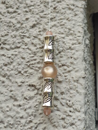 Dekohänger Mobile Girlande Türdeko Fensterdeko Windspiel mit weissem Shabby Chic Herz Anhhänger aus Metall lachsfarbenen rosa runden Acryl Glanzperlen hellroten Polaris Acrylperlen versilberten Metallperlen