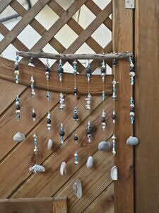 Schwemmholz Girlande Dekohänger Türdeko Fensterdeko Treibholzdeko Schwemmholzdeko mit Fatimas Augen Perlen schwarzen und weissen Acrylperlen Muscheln silberfarbene Metall und Acrylperlen