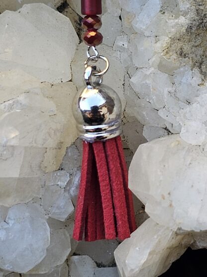Lange Halskette für Frauen Modeschmuck Halsschmuck mit Gliederkette aus Metall Quastenanhänger rot aus Wildlederimitat roten facettierten Glasperlen und Verbinderring aus Antiksilber