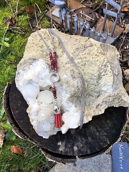 Lange Halskette für Frauen Modeschmuck Halsschmuck mit Gliederkette aus Metall Quastenanhänger rot aus Wildlederimitat roten facettierten Glasperlen und Verbinderring aus Antiksilber