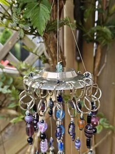 Retro Vintage Mobile Sonnenfänger mit Glas Lampworkperlen rosa lila türkis dunkelblau violett Metallperlen Muscheln Blattanhänger Metall mit Glitzerperlen indischen Perlen antikem silbernen Teesieb Unterteller