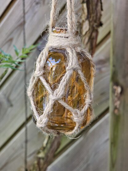 Dekohänger Mobile Sonnenfänger Sommerdeko mit hellbrauner Seeglas-Flaschenanhänger eingefasst mit einer Kordel braunweisse Glasperlen hellgrüne Lampworkperlen und weissen facettierten Glasperlen