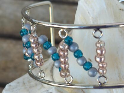 Armreif Armschmuck mit grauen und goldfarbenen Acrylperlen blauen Rocailles Glasperlen Höhe 3cm Breite 7.5cm verstellbar Modeschmuck