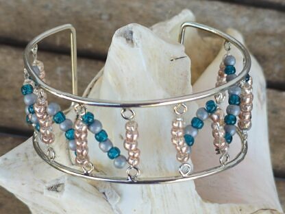 Armreif Armschmuck mit grauen und goldfarbenen Acrylperlen blauen Rocailles Glasperlen Höhe 3cm Breite 7.5cm verstellbar Modeschmuck
