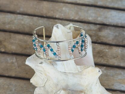 Armreif Armschmuck mit grauen und goldfarbenen Acrylperlen blauen Rocailles Glasperlen Höhe 3cm Breite 7.5cm verstellbar Modeschmuck