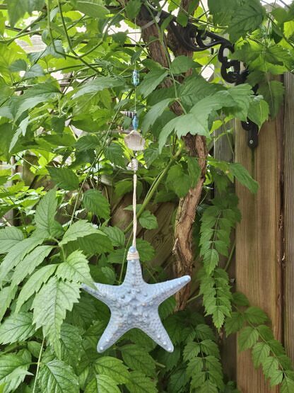 Dekohänger Mobile Sonnenfänger mit hellblauem Seesternanhänger Muscheln Lampwork Glasperlen türkis und weiss mit Blümchendeko Sommerdeko Windspiel