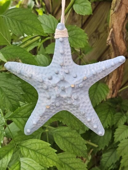 Dekohänger Mobile Sonnenfänger mit hellblauem Seesternanhänger Muscheln Lampwork Glasperlen türkis und weiss mit Blümchendeko Sommerdeko Windspiel