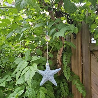 Dekohänger Mobile Sonnenfänger mit hellblauem Seesternanhänger Muscheln Lampwork Glasperlen türkis und weiss mit Blümchendeko Sommerdeko Windspiel