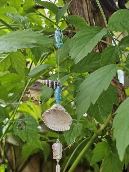 Dekohänger Mobile Sonnenfänger mit hellblauem Seesternanhänger Muscheln Lampwork Glasperlen türkis und weiss mit Blümchendeko Sommerdeko Windspiel