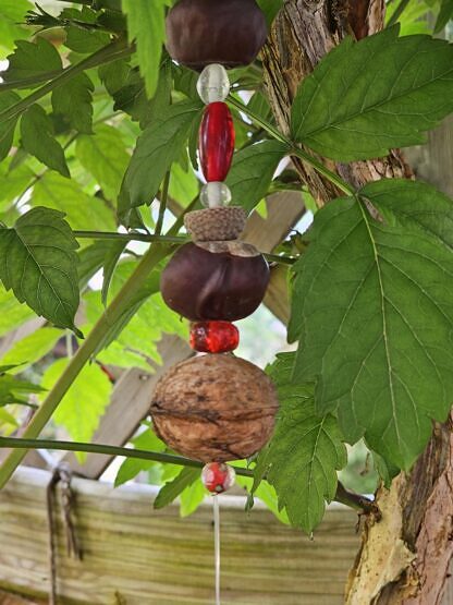 Herbst Girlande Schwemmholz Treibholz Deko Mobile mit Herzanhänger aus Holz Landhausstil rot Kastanien Baumnüssen Eichelhütchen roten und weissen Glasperlen