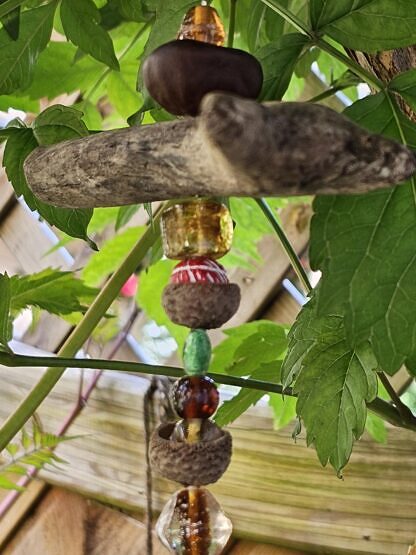 Herbst Girlande Schwemmholz Treibholz Deko Mobile mit Holzherzanhänger im Romantikstil Kastanien Eichelhütchen Glas- und Holzperlen grün gelb rot Landhausstil