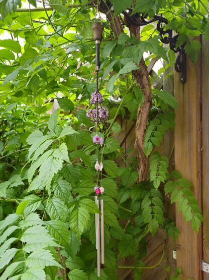 Retro Klangspiel Windspiel Mobile Sonnenfänger mit altem Schneebessen Quirl verziert mit rosa blauen grünen pinken goldenen kleine Gasperlen eckigen lila Polarisperlen