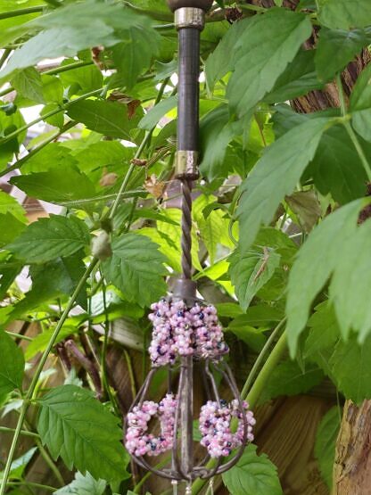 Retro Klangspiel Windspiel Mobile Sonnenfänger mit altem Schneebessen Quirl verziert mit rosa blauen grünen pinken goldenen kleine Gasperlen eckigen lila Polarisperlen