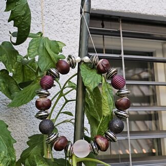 Drahtkranz Kastanienkranz Herbstdeko Fensterdeko Türdeko mit Kastanien Acrylrondellen Antiksilber pinkschwarzen Garnperlen schwarzen Glitzerperlen grosse rosaweisse Glasperle