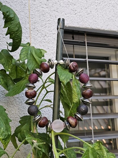 Drahtkranz Kastanienkranz Herbstdeko Fensterdeko Türdeko mit Kastanien Acrylrondellen Antiksilber pinkschwarzen Garnperlen schwarzen Glitzerperlen grosse rosaweisse Glasperle