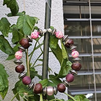 Drahtkranz Kastanienkranz Herbstdeko Fensterdeko Türdeko mit Kastanien Acrylrondellen Antiksilber weisspinken Holzperlen weissen Glanzperlen grosser rosa Glasperle pinkschwarzen Garnperlen