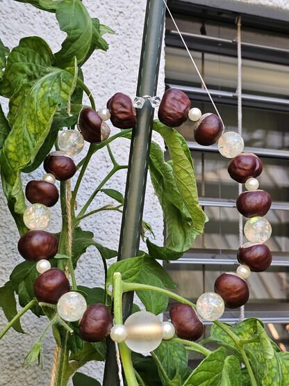 Drahtkranz Kastanienkranz Herbstdeko Fensterdeko Türdeko mit Kastanien perlmuttfarbene Acrylperlen weissen Glanzperlen grosser weissgoldenen Glasperle durchsichtigen facettierten Acrylperlen