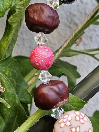 Drahtkranz Kastanienkranz Herbstdeko Fensterdeko Türdeko mit Kastanien schwarz glänzenden und durchsichtigen facettierten Acrylperlen pinke Fimoperlen runde rosa Acrylperlen mit Blumenmotiv