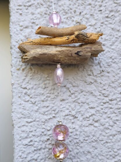 Schwemmholz Treibholz Girlande Dekohänger Handmade Windspiel Sonnenfänger Türdeko Fensterdeko Unikat mit Herzanhänger aus Metall und rosa Blümchen Lampwork Silberfolien Glasperlen