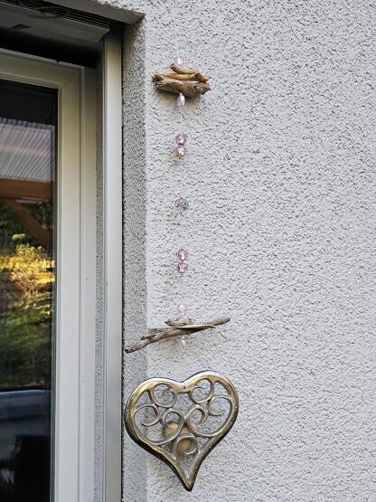 Schwemmholz Treibholz Girlande Dekohänger Handmade Windspiel Sonnenfänger Türdeko Fensterdeko Unikat mit Herzanhänger aus Metall und rosa Blümchen Lampwork Silberfolien Glasperlen