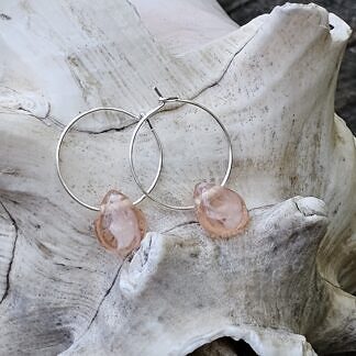 Kinder Creolen Ohrringe Kinder Ohrschmuck mit lachsfarbenen Glastropfen Perlen Durchmesser der Creolen 2cm