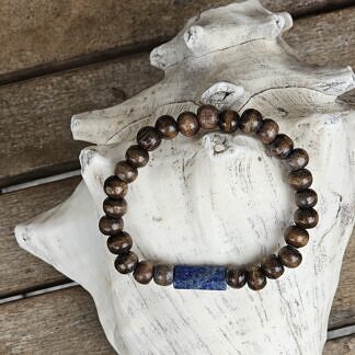Männer Armband Männerschmuck Herrenschmuck mit dunkelbraunen Holzperlen und quadratischer Sodalith Edelsteinperle auf Elast aufgezogen