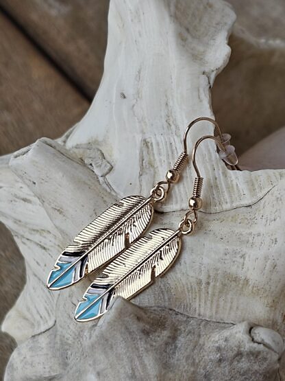 Ohrringe Ohrhänger Ohrschmuck mit Indianerfeder Anhänger rosegold mit hellblau weiss schwarzen Spitzen Ohrhaken aus Metall rosegold mit Silikonstoppern