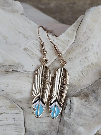 Ohrringe Ohrhänger Ohrschmuck mit Indianerfeder Anhänger rosegold mit hellblau weiss schwarzen Spitzen Ohrhaken aus Metall rosegold mit Silikonstoppern