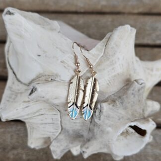 Ohrringe Ohrhänger Ohrschmuck mit Indianerfeder Anhänger rosegold mit hellblau weiss schwarzen Spitzen Ohrhaken aus Metall rosegold mit Silikonstoppern