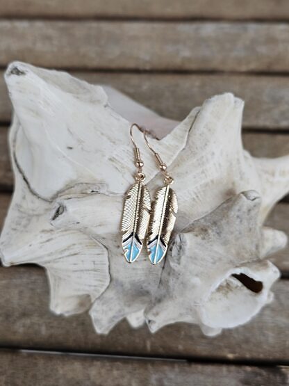 Ohrringe Ohrhänger Ohrschmuck mit Indianerfeder Anhänger rosegold mit hellblau weiss schwarzen Spitzen Ohrhaken aus Metall rosegold mit Silikonstoppern