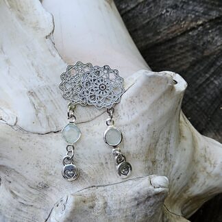 Ohrstecker Ohrhänger Ohrschmuck filigran mit Blume des Lebens Zwischenverbinder mit hellgrünen Cabochonperlen und Herzchenanhänger aus Metall