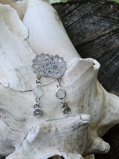 Ohrstecker Ohrhänger Ohrschmuck filigran mit Blume des Lebens Zwischenverbinder mit hellgrünen Cabochonperlen und Herzchenanhänger aus Metall